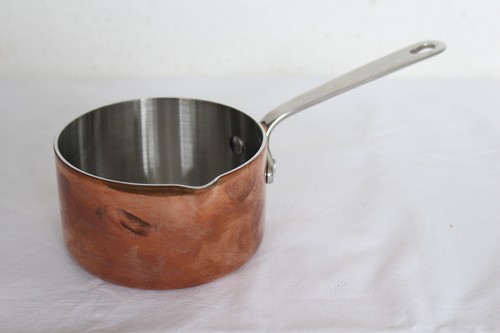 Schöner alter kupfertopf mit - kupfertopf,